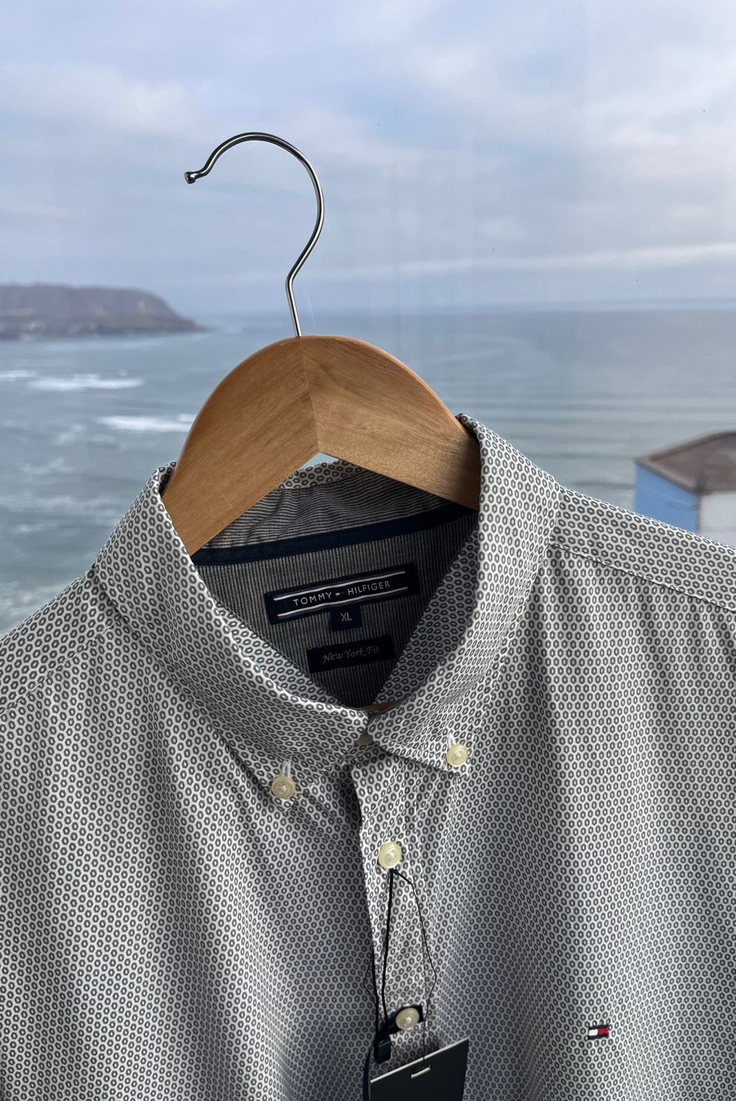 Camisa formal Tommy Hilfiger con círculos negros