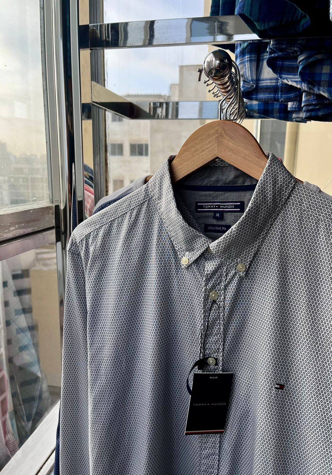 Camisa formal Tommy Hilfiger con círculos negros