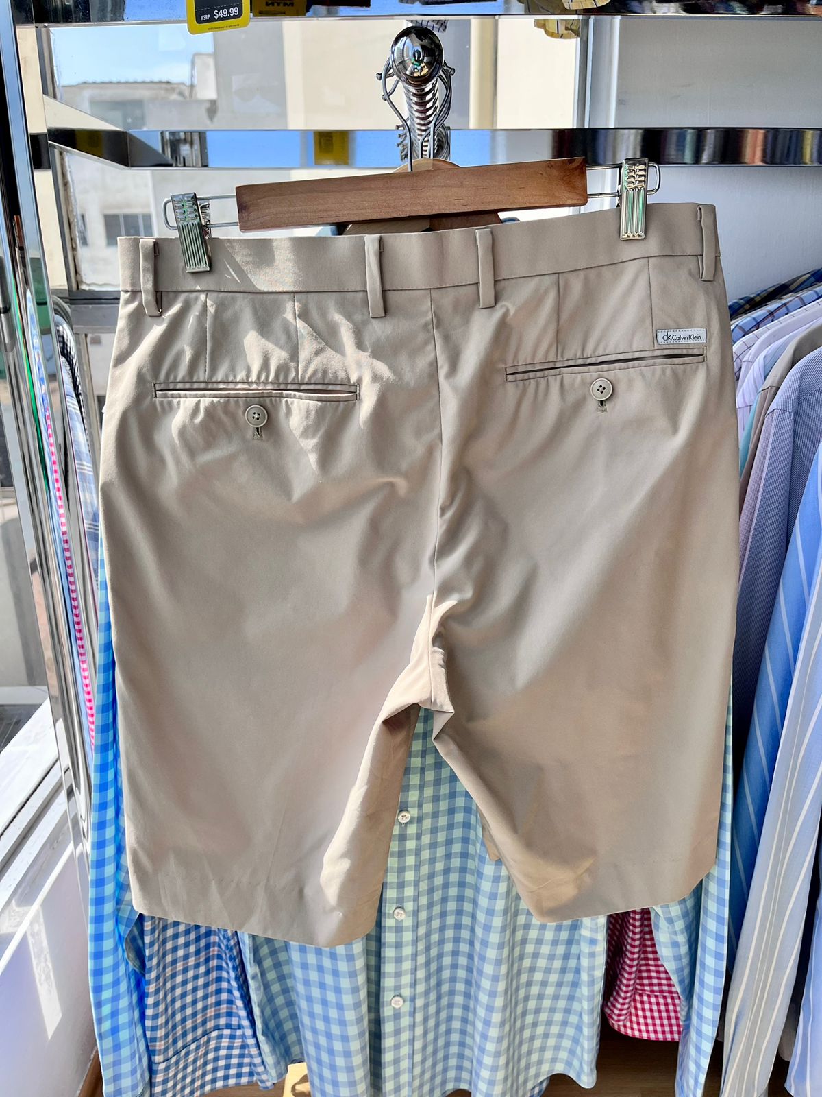 Shorts Calvin Klein de hombre color beige, bolsillos traseros con botón