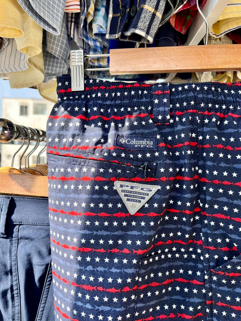 Short de baño Columbia con estampado de estrellas y rayas, colores azul marino, rojo y blanco, tejido de secado rápido, cintura elástica, bolsillo lateral.