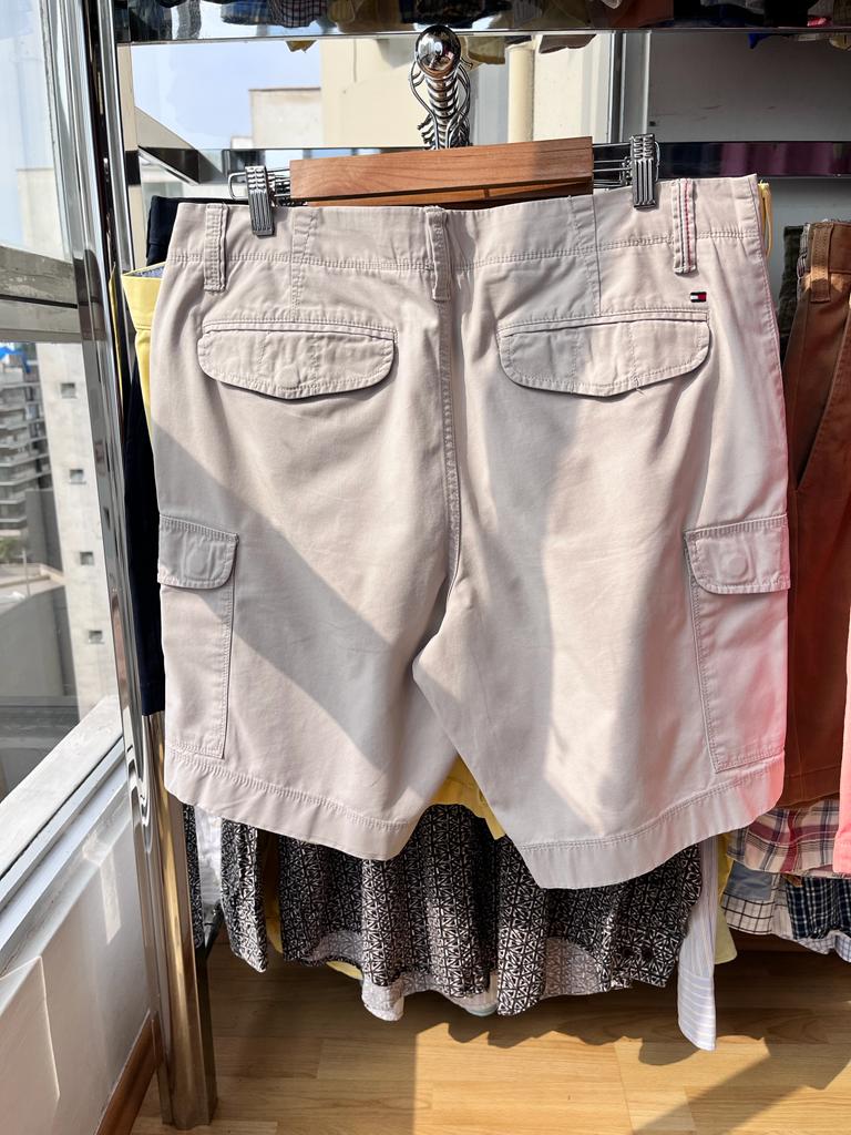 Tommy Hilfiger Cargo Shorts beige, múltiples bolsillos.