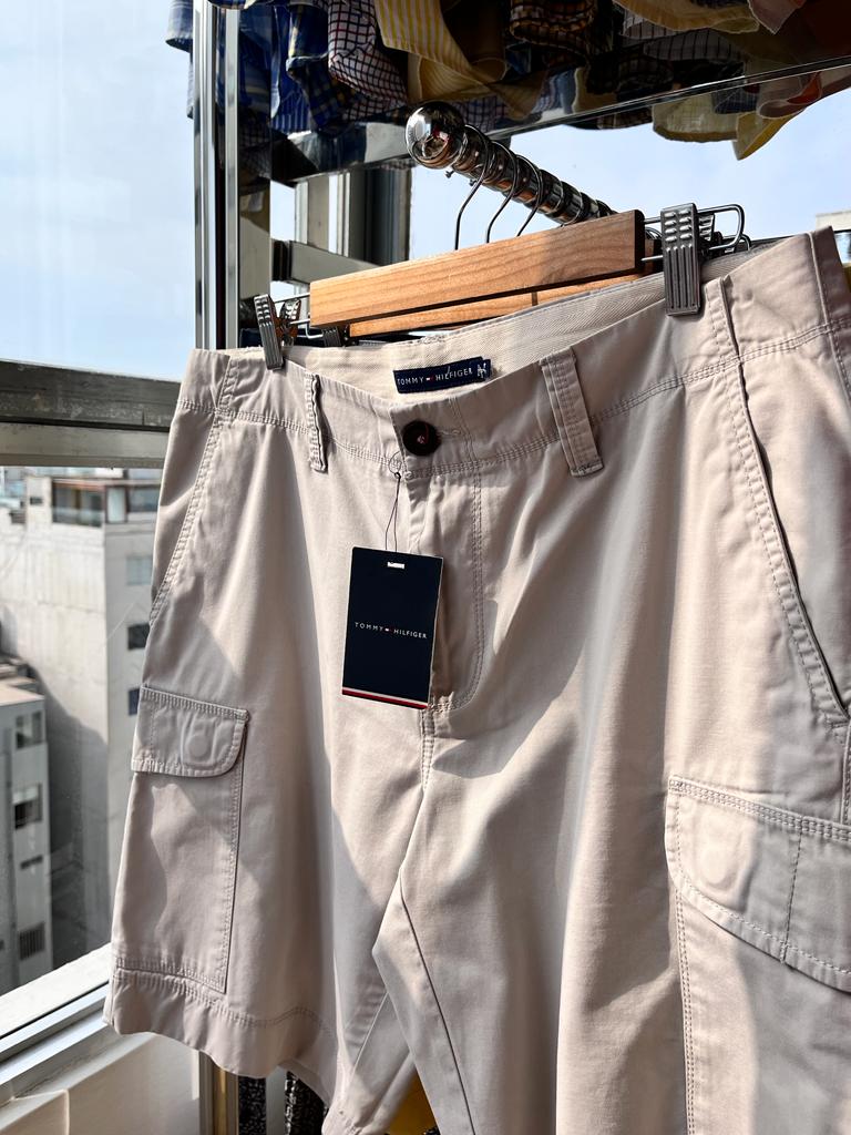 Tommy Hilfiger Cargo Shorts beige, múltiples bolsillos.