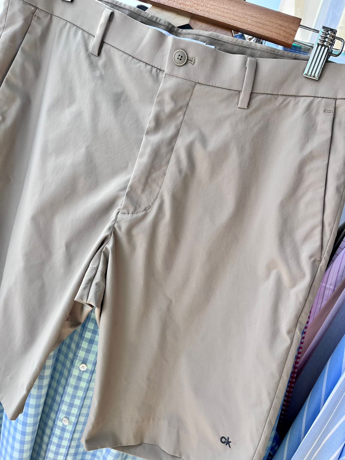 Shorts Calvin Klein de hombre color beige, bolsillos traseros con botón