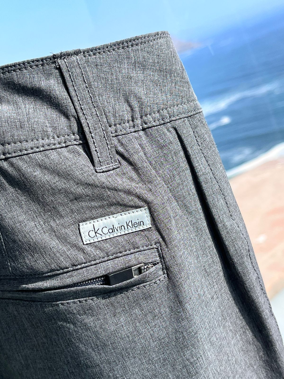 Short Calvin Klein gris, diseño clásico y cómodo. Vista trasera detallada. Encuentra tu estilo con Calvin Klein