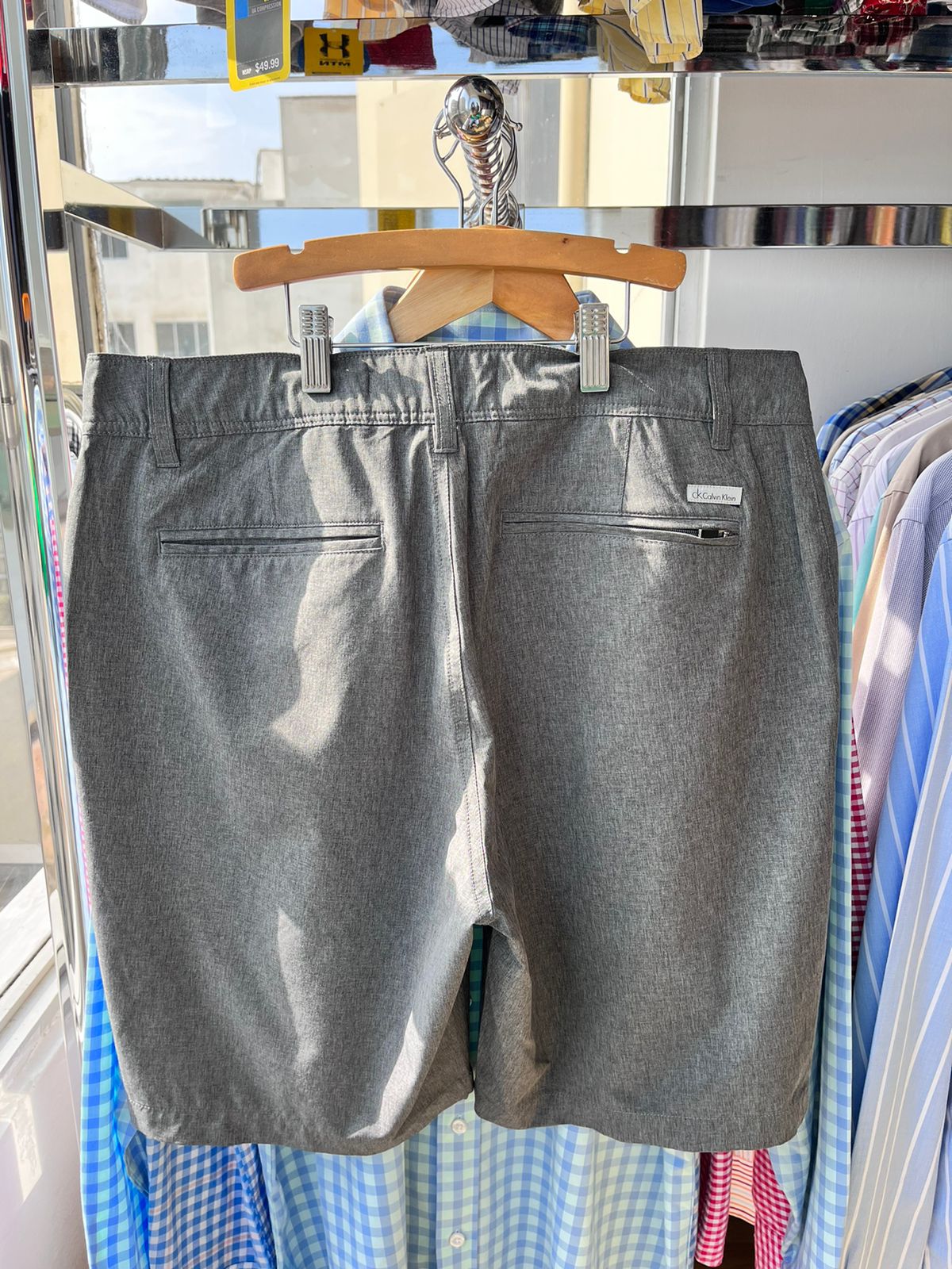 Short Calvin Klein gris, diseño clásico y cómodo. Vista trasera detallada. Encuentra tu estilo con Calvin Klein