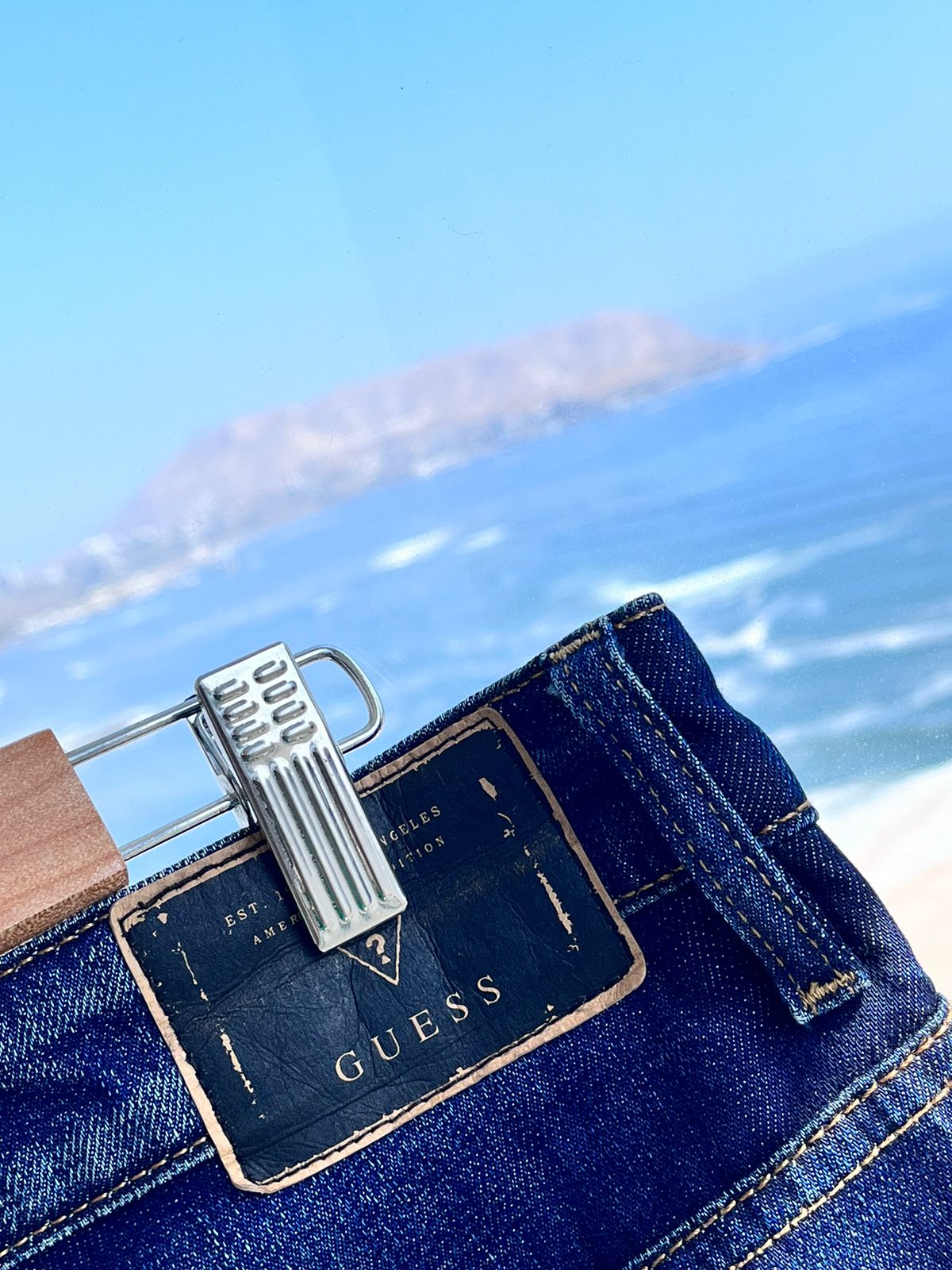 Shorts de hombre Guess, denim lavado medio, diseño de 5 bolsillos, logo triangular en bolsillo delantero.