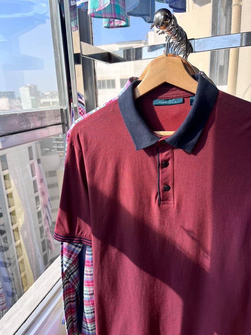 Polo Ralph Lauren hombre, granate, cuello azul, venta online. Ropa de marca Ralph Lauren, Lima Perú