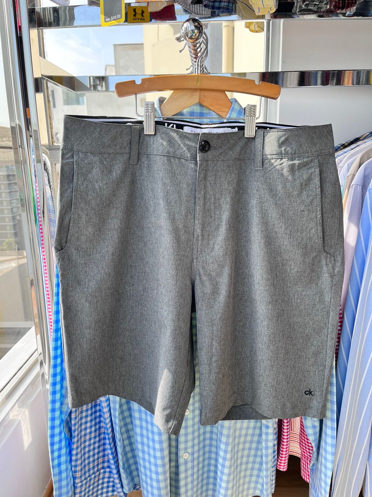 Short Calvin Klein gris, diseño clásico y cómodo. Vista trasera detallada. Encuentra tu estilo con Calvin Klein