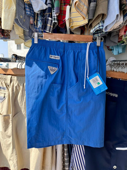 Short de baño Columbia azul, secado rápido y protección solar. Vista trasera detallada. Encuentra tu estilo con Columbia.