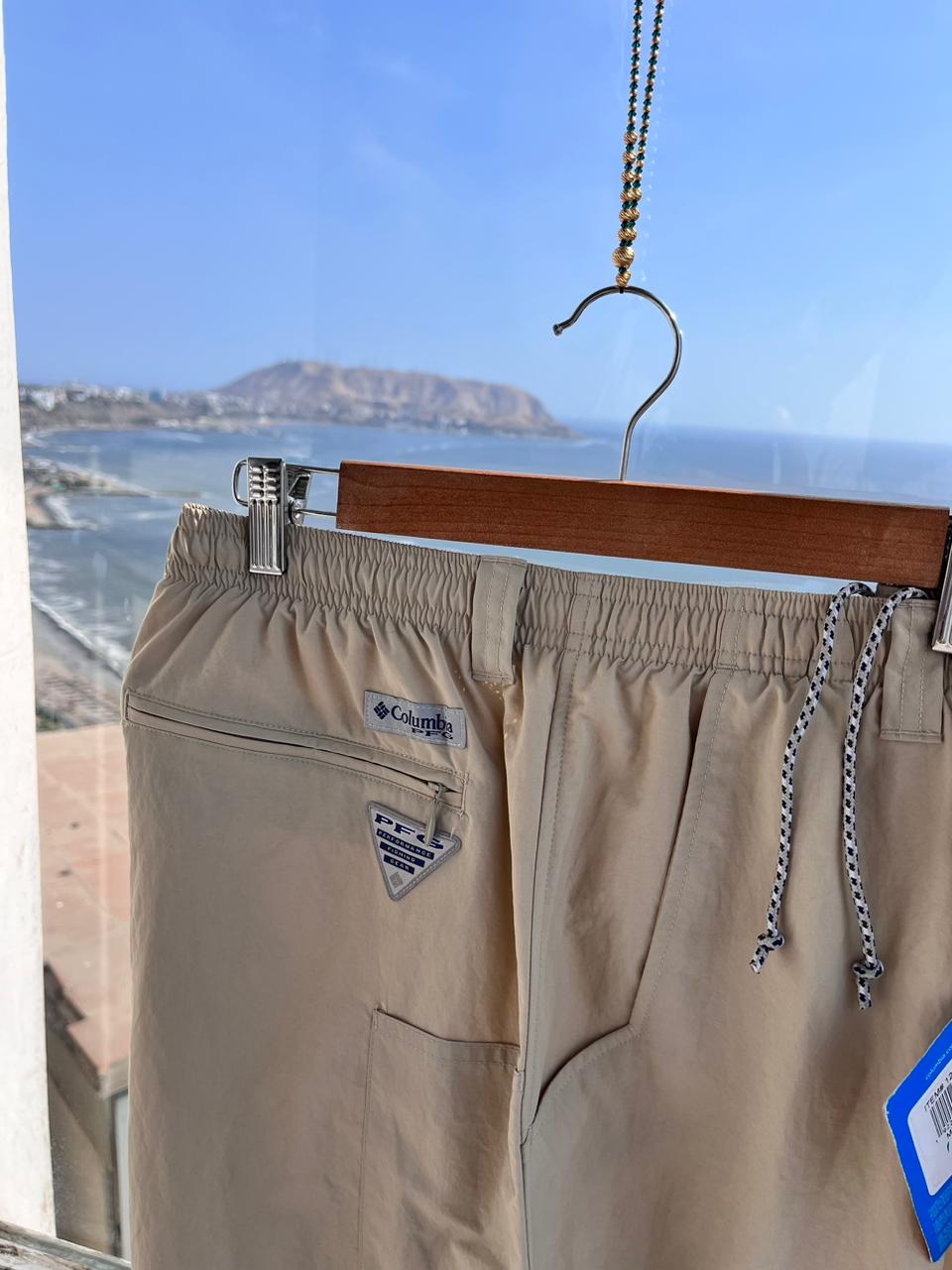 Short de baño Columbia PFG Backcast III beige, ligero y de secado rápido, ideal para actividades acuáticas.