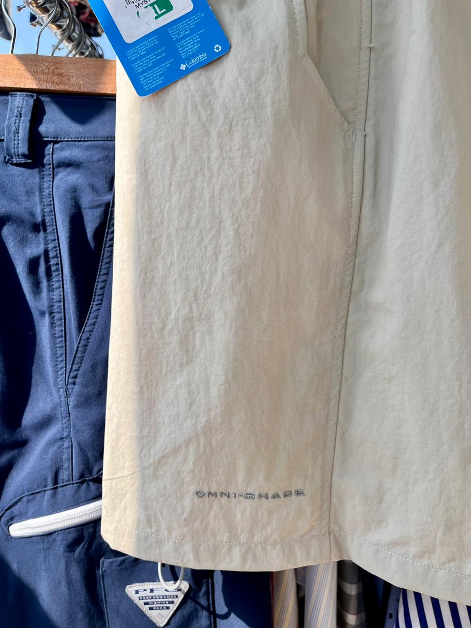 Short de baño Columbia PFG Backcast III beige, ligero y de secado rápido, ideal para actividades acuáticas.