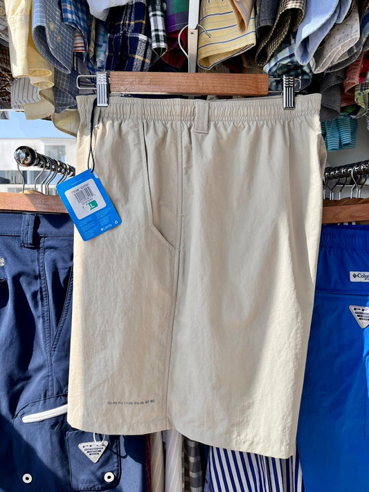Short de baño Columbia PFG Backcast III beige, ligero y de secado rápido, ideal para actividades acuáticas.