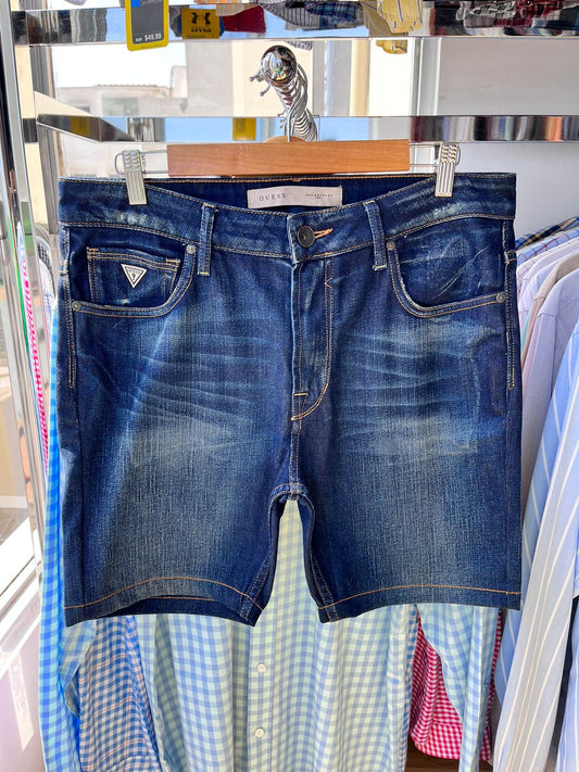 Shorts de hombre Guess, denim lavado medio, diseño de 5 bolsillos, logo triangular en bolsillo delantero.