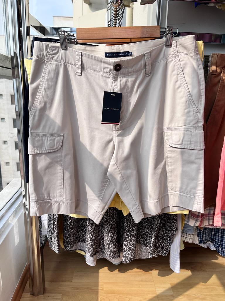 Tommy Hilfiger Cargo Shorts beige, múltiples bolsillos.