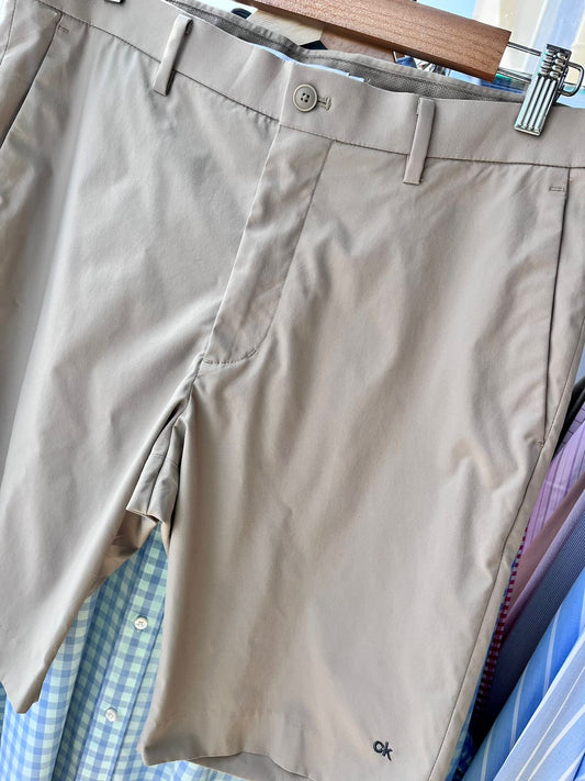 Shorts Calvin Klein de hombre color beige, bolsillos traseros con botón
