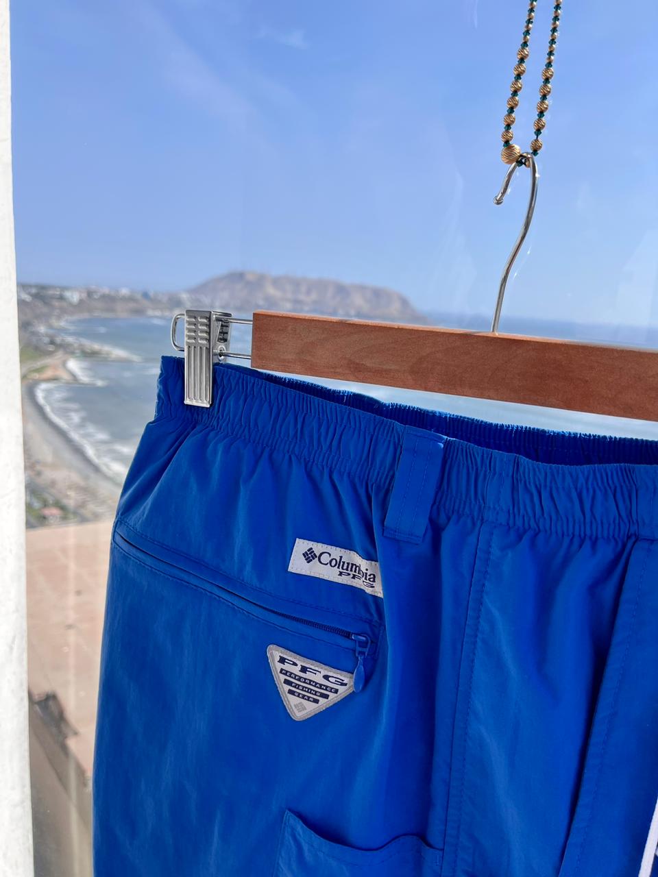 Short de baño Columbia azul, secado rápido y protección solar. Vista trasera detallada. Encuentra tu estilo con Columbia.