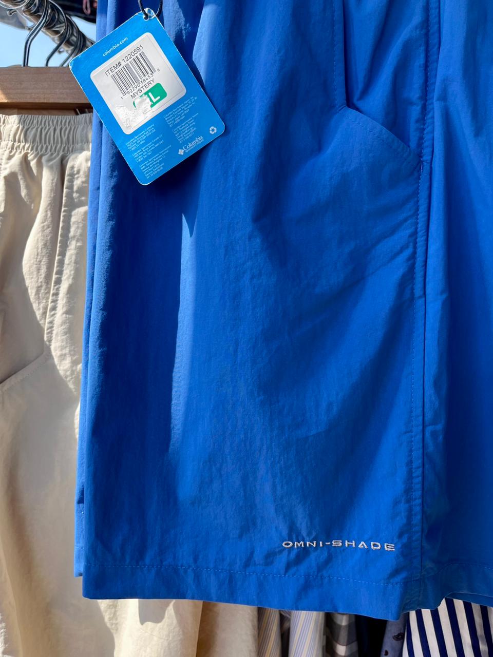 Short de baño Columbia azul, secado rápido y protección solar. Vista trasera detallada. Encuentra tu estilo con Columbia.